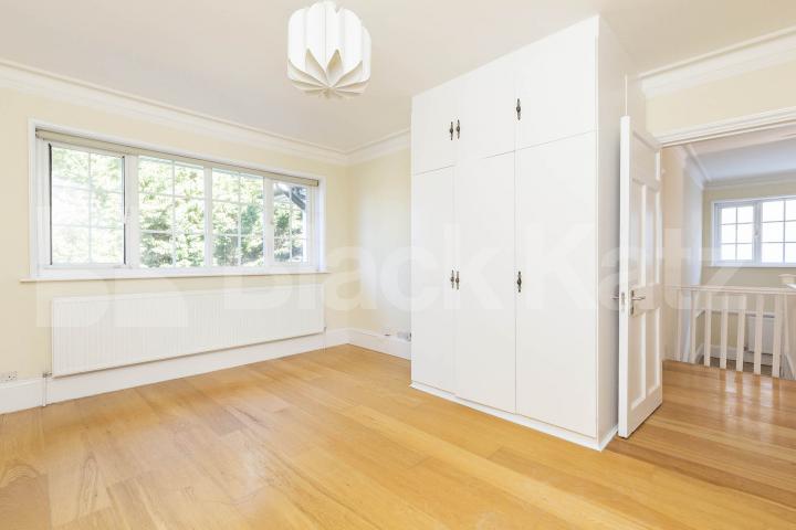 Newly refurbished 6 bedroom 4 bathroom house close to northern line station Holden Road , North Finchley 
